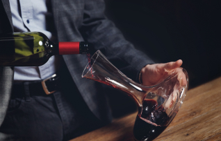 Как сервировать и хранить вино: до и после открытия