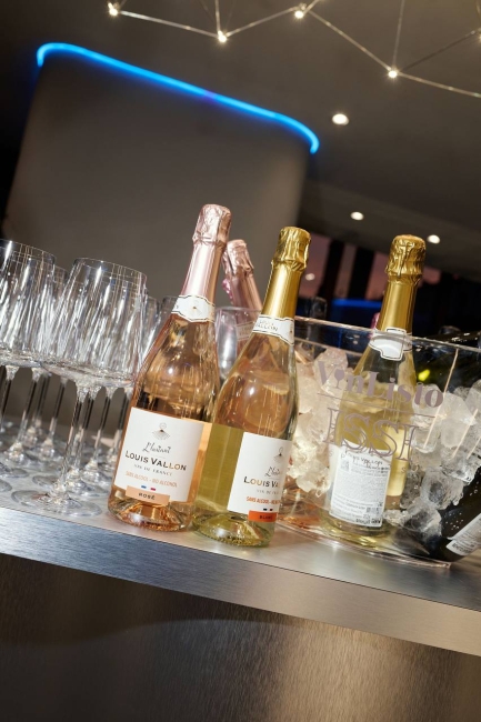 ISSI Spirits на презентации во флагманском магазине  RUSHEV